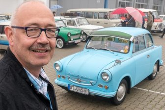 Oldtimer-Fans pfeifen aufs Wetter - Kein Weg zu weit: Andreas Präger reiste wegen des Oldtimertreffens in Großrückerswalde mit seinem himmelblauen Trabant P 600 des Baujahrs 1964 aus Verl in Nordrhein-Westfalen an.
