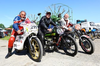 Oldtimer-Faszination bei der Bergfahrt um den Oberschaarpreis begeistert erneut - Die Classic-Fahrer Wolfgang Kilschautzki, Reinhart Päßler und Bernd Wohlgemuth (v. l.) hatten ihre Zelte auf dem Gelände der Agrargenossenschaft zwischen Landwirtschaftsmaschinen aufgeschlagen.