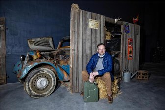 Oldtimer findet Platz in künftigem Museum in Plauen - Kay Werner mit dem ersteigerten Scheunenfund, einem DKW F8 Pritschenwagen. Das Fahrzeug wird im unrestaurierten Zustand bleiben und soll Teil der Ausstellung des künftigen Lkw-Museums auf dem früheren Sternquell-Gelände werden.