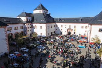 Oldtimer-Herbsttreffen im Schloss Augustusburg - Wie schon seit Jahren wird die Augustusburg am Tag der Deutschen Einheit wieder zum Mekka für Oldtimerfans.