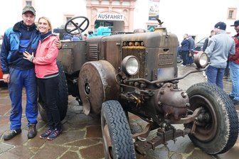 Oldtimer-Herbsttreffen: Urlaubstrecker wird auf der Augustusburg zum Hingucker - Mit ihrem Trecker aus dem Baujahr 1936 sind Ina und Roland Melzer unter anderem schon nach Berlin in den Urlaub gefahren.