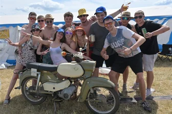 Oldtimer im Dreierpack, Feste und Lavendelzauber: Die Ausgehtipps für Westsachsen am Wochenende - Gute Laune mit Gleichgesinnten unter blauem Himmel: Das Simsontreffen in Zwickau wird auch diesmal wieder viele Motorradfans begeistern.
