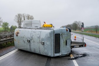 Oldtimer kippt bei Leisnig auf die A14 - Dieser Oldtimer kippte zwischen Leisnig und Döbeln-Nord auf die A14.
