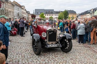 Oldtimer kurven durch Rochlitzer Region - Mit seinem Austin Sport-Tourer, Baujahr 1926, ging Michael Fuhse aus Ehrenberg bei der Rallye "Rund um den Rochlitzer Berg" an den Start. Das Publikum verfolgte seine Abfahrt genauso gebannt wie die anderen Starts. 