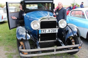 Oldtimer lassen die Herzen höher schlagen - Justus Walther und Siegfried Walther (von links) kamen mit ihrem Essex, Baujahr 1928. 