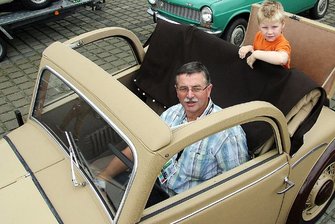 Oldtimer noch zu jung für die große Ausfahrt - 
              <p class="artikelinhalt">Rainer Dietrich mit seinem DKW F5 K. Hinten auf dem so genannten Schwiegermuttersitz nicht die Schwiegermutter, sondern Dietrichs Enkel Till Leege (4). </p>
            