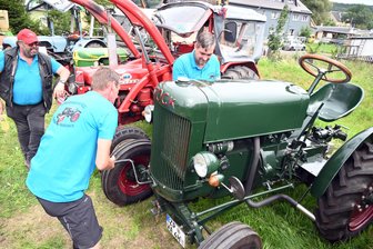 Oldtimer-Paradies in Olbernhau: Alttraktoren und mehr begeistern im Erzgebirge - Christian Zill und Jan Uhlemann (vorn) werfen eine Rarität an: einen Stock-Traktor.