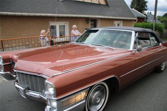 Oldtimer-Rallye kurvt durch Schönheide - Ein Cadillac, Baujahr 1965, kreuzt durch Schönheide.