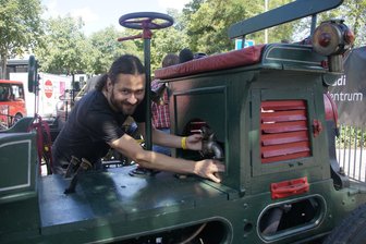 Oldtimer-Raritäten zu Gast in Zwickau: „Autos suchen dich aus“ - Sebastian Schüßler ist stolzer Besitzer eines französischen Millot. Damit das 127 Jahre alte Auto ordentlich tuckert, muss er die Feinabstimmung am Vergaser per Hand vornehmen.