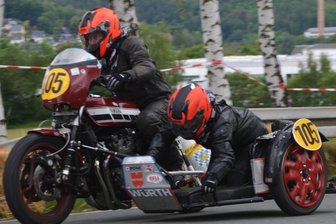 Oldtimer röhren rund um den Pöhlberg - Erst vergangenen Sonntag wurde mit der 21. Zschopauer Classic eine Gleichmäßigkeitsfahrt für Oldtimer im Erzgebirge ausgetragen. Hier meistern Martin und Ute Brenner aus Laberweinting mit ihrer Yamaha die 1000-Meter-Strecke. Nun folgt am Pöhlberg ein ähnlicher Wettbewerb. 