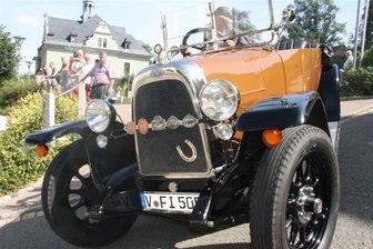 Oldtimer-Treff, Newcomer-Festival und Hundsmarterfest: Tipps für das Wochenende im Raum Aue und Schwarzenberg - In Schönheide werden am Sonntag wieder Oldtimer erwartet. Hier ein Foto von einem früheren Treffen.