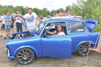 Oldtimer- und Motorradtreffen in Freiberg: Rund 500 hochpolierte Gefährte am Wochenende zu bestaunen - Beim vierten Freiberger Oldtimer- und Motorradtreffen am Wochenende fuhr auch Matthias Stark mit seinem Trabant 1.1 vor. Seine Lebensgefährtin Yvonne Oertel (Foto) darf den Trabi auch mal lenken. Bei dem Gefährt, Baujahr 1989, handelt es sich um das letzte Fahrzeug der Trabant-Baureihe aus dem VEB Sachsenring Automobilwerke Zwickau.