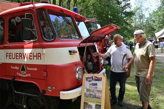Oldtimer- und Traktorentreffen in Colditz: Ein irrer Duft nach frischem Trabi - Oldtimertreff im Steinbruch Möseln: Lutz Straube (l.) mit einem Teilnehmer des Treffens am LO der FFW Grünlichtenberg.