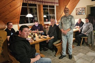 Oldtimer: Wenn die Liebe zu altem Blech Erzgebirger und Vogtländer verbindet - Jürgen Lisse aus Scheibenberg (stehend) hat das erste Treffen der Besitzer von Oldtimern organisiert. Dass am Freitagabend so viele Gäste kamen, hat den Kfz-Meister doch überrascht. Erste Pläne wurden geschmiedet.