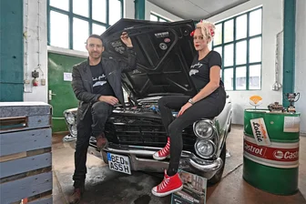 Oldtimer-Werkstatt, Autoverleih, Partyraum: In Memmendorf öffnet die „Altblechgallery“ in einer früheren LPG-Werkstatt - Sören Galle hat seine Altblechgallery in Memmendorf offiziell eröffnet. Freundin Sarah Baldauf ist als Chauffeurin mit von der Partie.