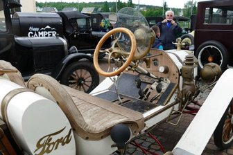 Oldtimer ziehen in Gornau viele Blicke auf sich - 