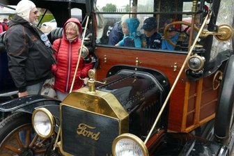 Oldtimer ziehen in Gornau viele Blicke auf sich - 
