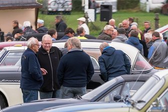 Oldtimer ziehen zahlreiche Zuschauer an - Am Flugplatz legten die Fahrer eine Pause ein. Zuschauer bestaunten die Raritäten. 