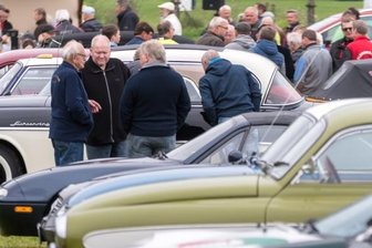 Oldtimer ziehen zahlreiche Zuschauer an - Am Flugplatz legten die Fahrer eine Pause ein. Zuschauer bestaunten die Raritäten.