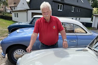 Oldtimerabenteuer mit 35 Stundenkilometern: Drei Männer fahren im P 70 von Kleinschirma bei Freiberg rund um Deutschland - Klaus Werner bringt am P 70-Kombi noch eine Zierleiste an. In knapp drei Wochen startet der Oldtimerverrückte, wie er sich selbst nennt, zu einer Deutschland-Rundfahrt.