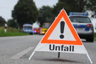 Oldtimerausfahrt: Zwei Motorradfahrer verunglücken bei Ansprung - Bei zwei Unfällen sind Biker verletzt worden.