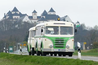 Oldtimerbusse machen wieder auf der Augustusburg Station - Historische Technik vor historischer Kulisse: Der 1958 gebaute Ifa H6B-L drehte am Donnerstag schon mal eine kleine Runde um die Augustusburg.
