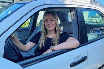 Oldtimerfahren ist wie Zeitreisen: Youngtimer Susann Schaller aus Reichenbach startet bei den Meister-Classics - Die Reichenbacherin Susann Schaller in ihrem Mercedes C 180, Baujahr 1994.