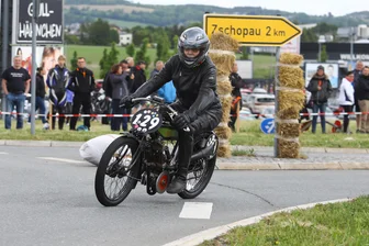 Oldtimerfreunde aus dem Erzgebirge geben an historischer Stätte Gas - Reinhart Päßler – hier bei der letzten Zschopauer Classic auf seiner französischen SIC – gelang in der Sächsischen Schweiz der Tagessieg.