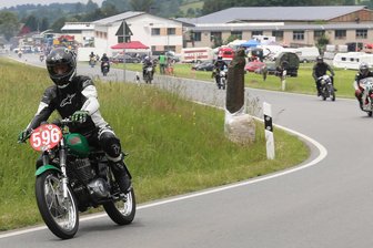 Oldtimerfreunde fiebern dem nächsten Rennen im Erzgebirge entgegen - Harry Teucher (Nummer 596), einer der Organisatoren, wird auf Honda und MZ selbst an den Start gehen.