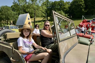 Oldtimerfreunde präsentieren in Hormersdorf Schmuckstücke - Sindy Görner aus Hormersdorf (r.) war mit ihrer Tochter Anny beim Oldtimertreffen dabei.