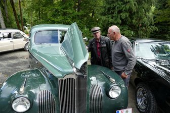 Oldtimerland Erzgebirge: Liebhaber können motorisierte Raritäten gleich auf drei Treffen bestaunen - Besucher Rolf Wetzorke (r.) aus Sosa fachsimpelt mit Benno Lange aus Plauen, der mit einem Packard in Wildenthal angereist war.
