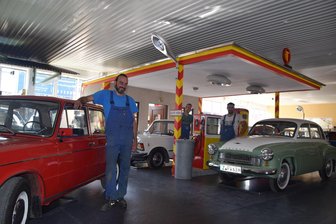 Oldtimermuseum Culitzsch: Original-Currywurst und der rote Golf von Katarina Witt - Die originale Tankstelle gehört zur Ausstellung, die Danny Schwalbe mitgestaltet.