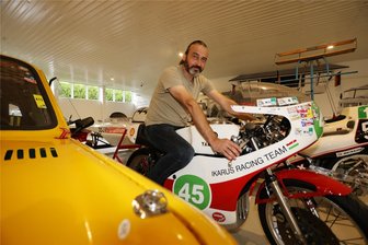 Oldtimermuseum Culitzsch: Sonderschau „Motorsport in der DDR“ noch an zwei Wochenenden zu sehen - Vereinsvorsitzender Danny Schwalbe auf einem Rennmotorrad, auf dem zuvor schon ein Weltmeister saß.