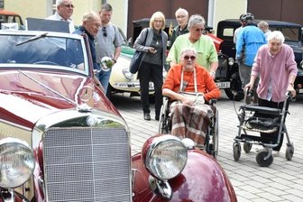 Oldtimerparade an der Seniorenresidenz Alloheim Bad Elster -