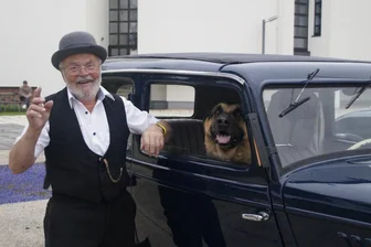 Oldtimerrundfahrt „Schwanen-Klassik“ in Zwickau: Liebe auf vier Rädern - Bernhard Reinhold aus Meerane unternimmt gern Spritztouren mit seinem Beifahrer Ben.