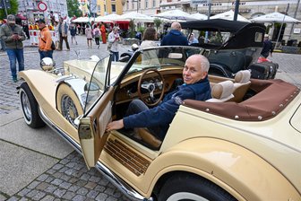 Oldtimertreff in Limbach-Oberfrohna: Zwischen Knutschkugel und Amischlitten - Mit Frau, Hund und US-Schlitten der Marke Gatsby Roadster ist Peter Hänse aus Zeitz zum Oldtimertreffen in Limbach-Oberfrohna angereist.