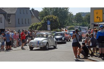 Oldtimertreffen als Höhepunkt beim Saydaer Bergstadtfest: Sommer, Sonne, Cabrio - Die Rundfahrt zum Bergstadtfest Sayda begann unter den Blicken zahlreicher Schaulustiger.