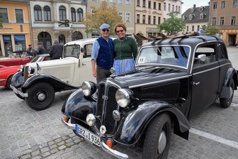 Oldtimertreffen erinnert an die Anfänge von Horch vor 120 Jahren im vogtländischen Reichenbach - Frieder und Franziska Rohleder aus Greiz nahmen stilecht gekleidet teil.