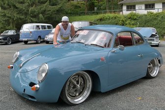 Oldtimertreffen im Erzgebirge: Wie aus einem ausgebrannten Porsche wieder ein Schmuckstück wurde - Aaron Lunzenauer zeigt bei dem Oldtimertreffen in Wildenthal seinen Porsche 356, Baujahr 1959.