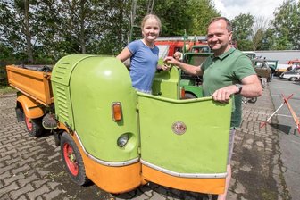 Oldtimertreffen in Großrückerswalde sorgt für großen Andrang im Gewerbegebiet - Tobias Hilbert, hier mit seiner Tochter Irene, war mit einer "Dieselameise" zum Treffen gekommen.