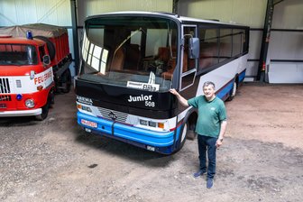 Oldtimertreffen in Hartmannsdorf: Was erwartet die Besucher am 1. Mai? - Ein Stück Technikgeschichte zum Anfassen: Dieter Vogel steht vor dem seltenen AREWA Junior 508 – ein ungewöhnlicher Bus-Prototyp aus der Nachwendezeit.