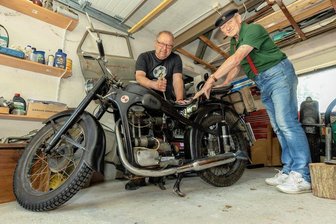 Oldtimertreffen in Pfaffengrün als Höhepunkt eines Festwochenendes - Mit dabei: Uwe Löwe und Gerhard Jacobi mit einer weitgehend original erhaltenen EMW R 35, Baujahr 1954.