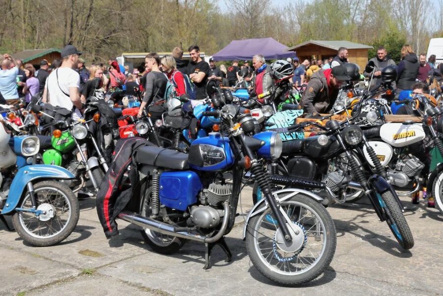 Oldtimertreffen: Zweiradfans zeigen erstmals in Gornsdorf ihre Schätzchen - Knapp 300 Zweiräder wurden am Samstag beim 1. Oldtimer-Zweiradtreffen in Gornsdorf präsentiert.