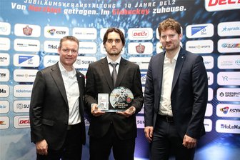 Oleg Shilin von den Eispiraten Crimmitschau ist „Torhüter des Jahres“: Was er zu seinen Zukunftsplänen verrät und wann Entscheidungen fallen - Oleg Shilin (Mitte) ist „Torhüter des Jahres“ in der DEL 2. Die Auszeichnung übergaben René Rudorisch von der DEL 2 und Sebastian Groß von der Eishockey News.