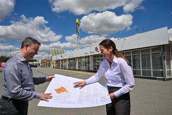 Olipark in Lichtenau: Mit neuen Plänen gegen den Leerstand - Sie haben gut lachen: Der Lichtenauer Hauptamtsleiter Martin Lohse und Katrin Grumme von der Olipark-Verwaltungsgemeinschaft zeigen den genehmigten Bebauungsplan für das Fachmarktzentrum. Mit dem Papier besteht Baurecht. Abriss und Neubau könnten theoretisch losgehen.