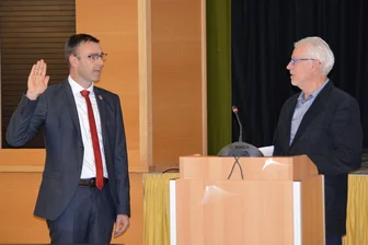 Oliver Gerstner im Stadtrat Frankenberg: „Sie haben einen neuen Bürgermeister, keinen neuen Gegner“ - Oliver Gerstner (l.) wurde als neuer Bürgermeister von Frankenberg verpflichtet. Als ältester Stadtrat sprach Günter Adam den Eid.