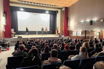 Olsenbande ist im Anmarsch auf Kinotag in Frankenberg - Zur Vorbereitung des Kinotags am Samstag in Frankenberg besuchten circa 300 Schüler der Sächsischen Sozialakademie gGmbH am Dienstag das Welt-Theater. Foto: Ingolf Rosendahl