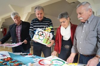 Olympia 2022 als Thema für Mal- und Zeichenwettbewerb - Die Jury hat es immer schwer: Werner Beuschel, Vorsitzender der DOG-Stadtgruppe, Jürgen Croy, Gabriele Lehmann und Siegfried Wagner (von links) 2014 beim Begutachten der eingereichten Arbeiten.