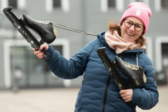 Olympia 2026: Reporterin aus Zwickau erfüllt sich bei den Winterspielen einen Kindheitstraum - Mit den eigenen Eisschnelllauf-Schlittschuhen war „Freie Presse“-Sportredakteurin Anika Zimny nicht schnell genug für den Traum von Olympia. Der erfüllt sich jetzt aber als Journalistin.