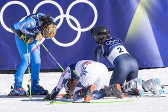 Olympia 2026: Von Brignone bis Vonn – Neun bewegende Momente, an die wir uns ewig erinnern werden - Der Kniefall der drittplatzierten Thea Louise Stjernesund und Sara Hector (rechts) vor Riesenslalom-Olympiasiegerin Federica Brignone.